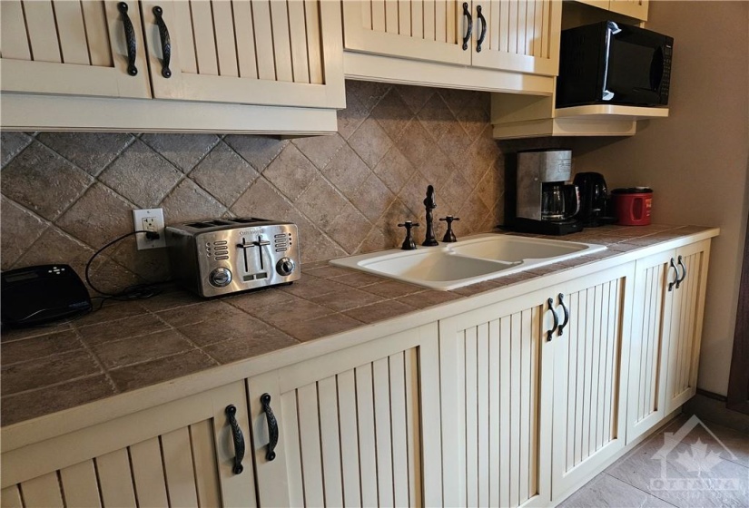 Treat you guests like royalty when the come for a visit. This is the kitchenette in the guest house and also includes a full fridge. There is also a three piece bath on this level in the guest house.