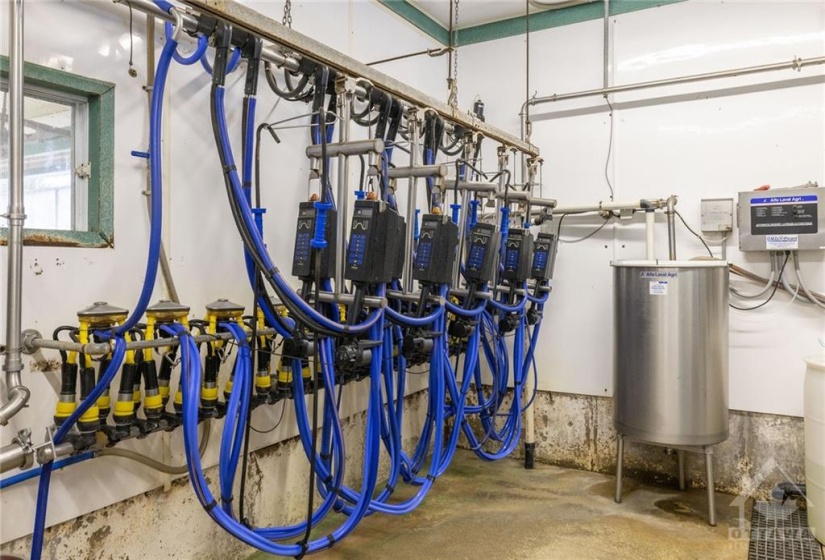 10 automatic take-off milk units on track system