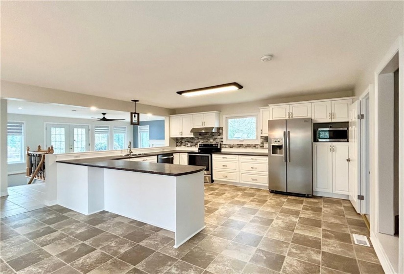 Enjoy cooking with the whole family in this large kitchen!