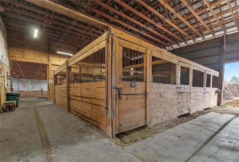 Indoor arena/barn with 15 box stalls