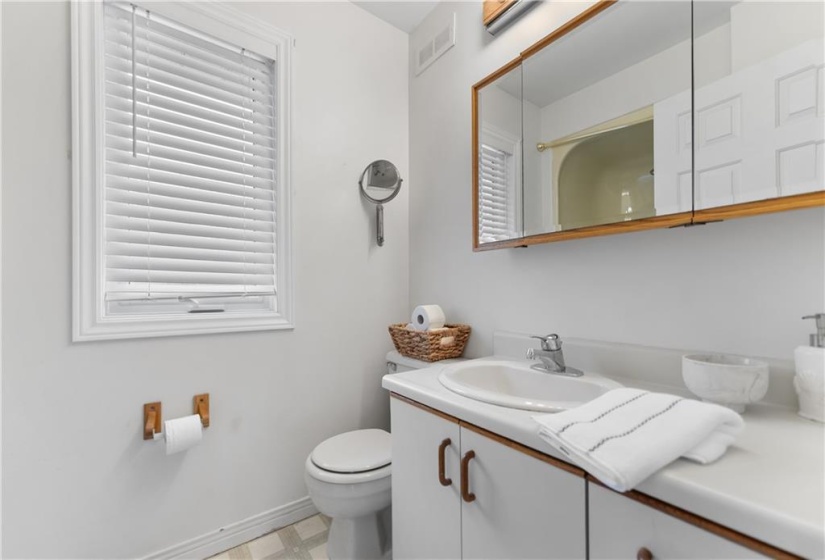 Primary ensuite, 2pc with shower