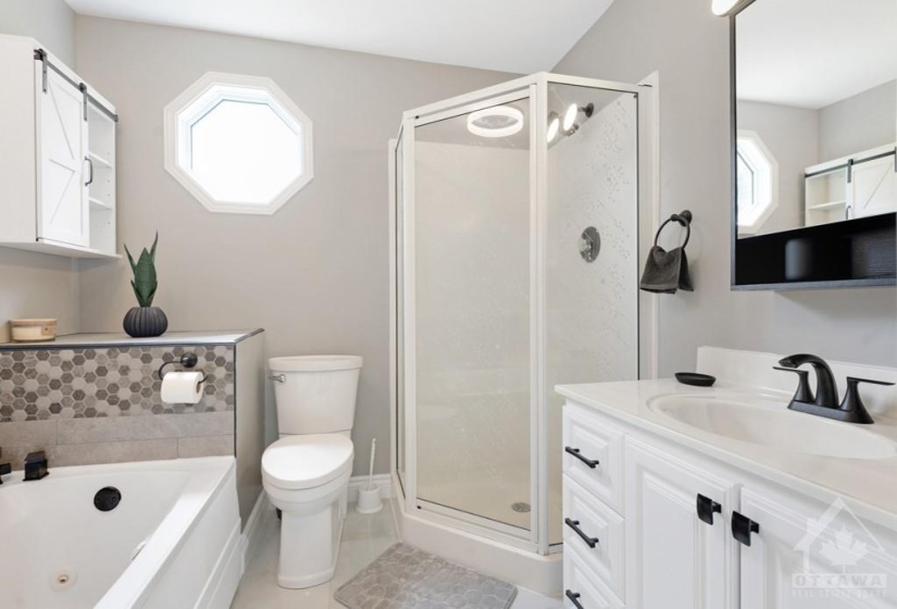 Primary suite 4-pc ensuite with separate shower and soaker tub