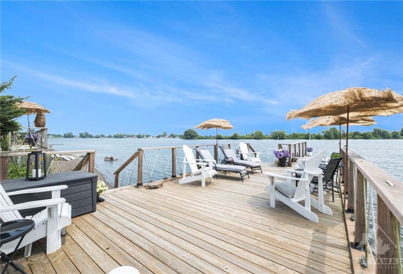 Sandy beachfront in Cleveland Bay along the St Lawrence.