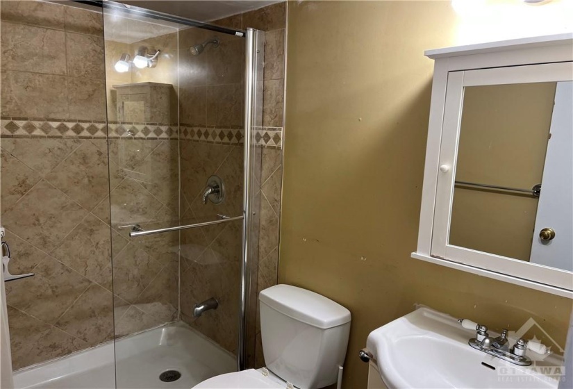 Full Bath w Walk-in shower