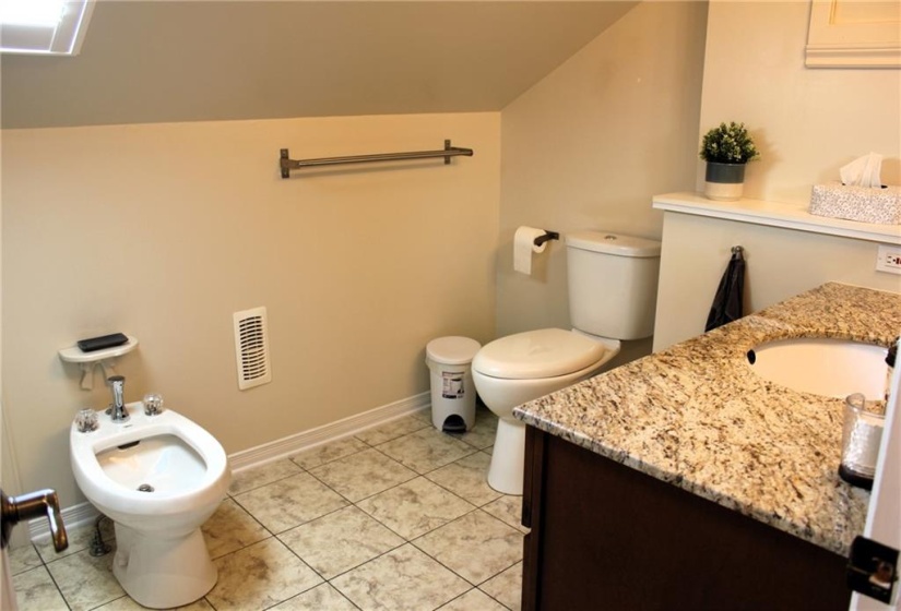 En-suite bathroom with Bidet