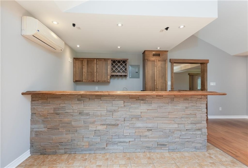 Wet Bar (w mini fridge)