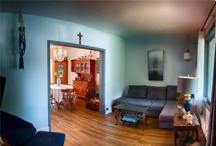 Open Archway to the Dining Room