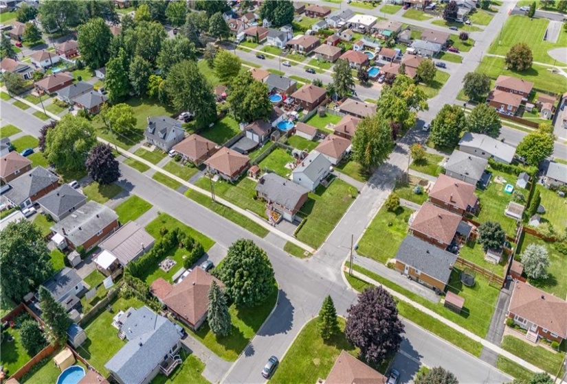 Aerial view of the well kept homes in the neighbourhood.