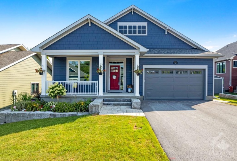 New 2003 walkout bungalow with no rear neighbours - and potential in-law suite