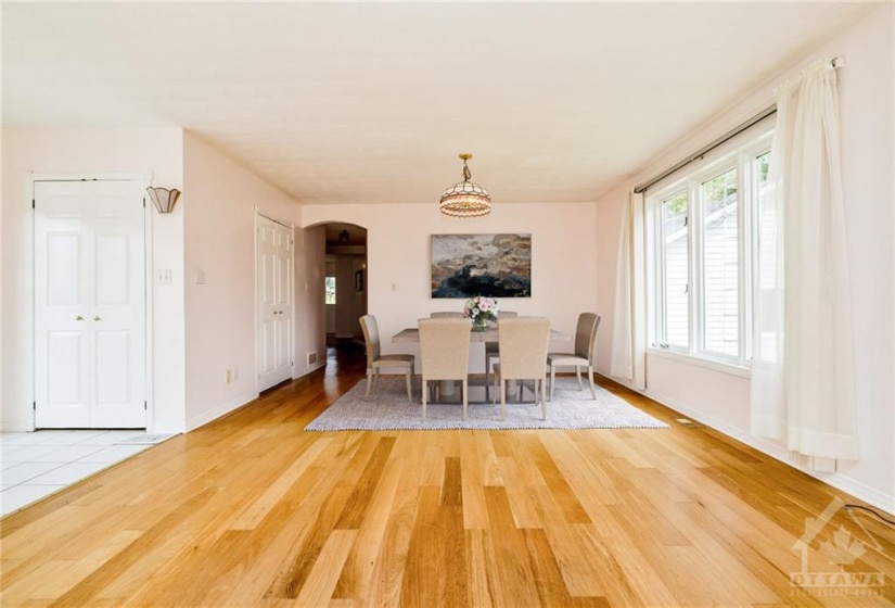 Virtually staged dining room