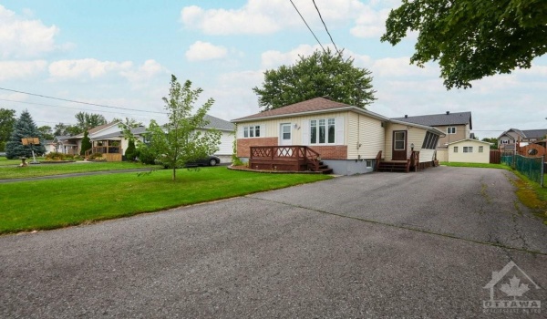 Double wide and deep driveway. Large workshop with hydro and alarm