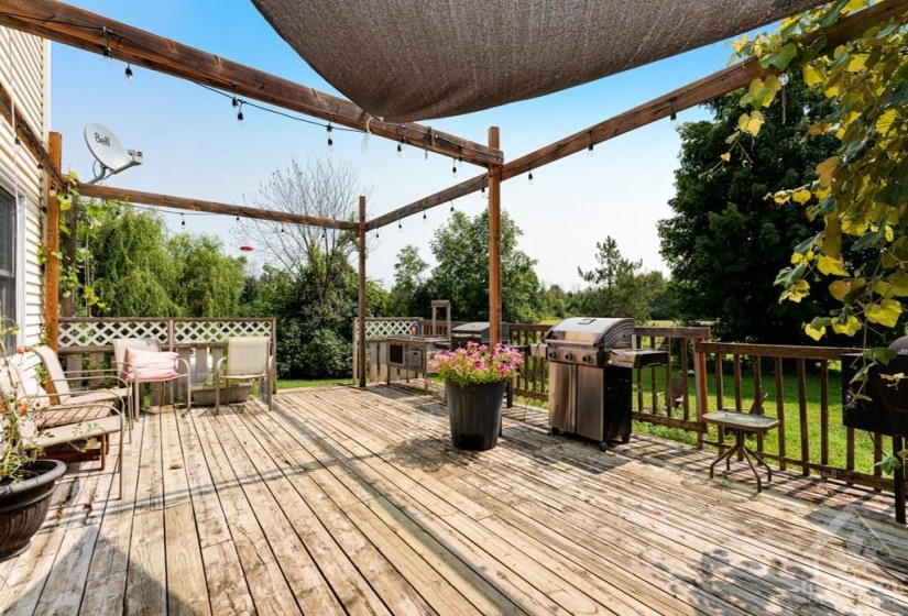 Entertainment-sized deck for BBQ gatherings