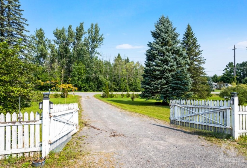 Schools & amenities 5 mins, in Kemptville. Or, 30 mins to Ottawa.