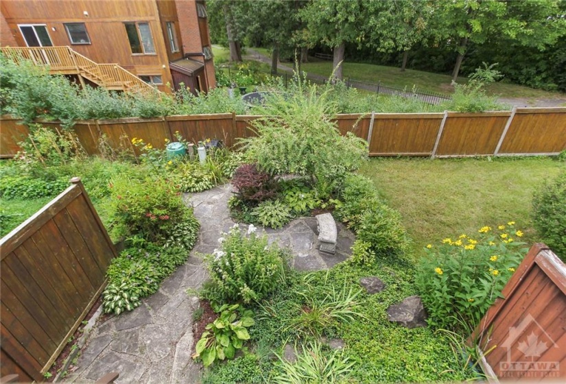 No immediate rear yard neighbour, views of greenspace and glorious Ottawa River