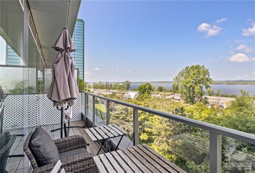 balcony with spectacular view of the river