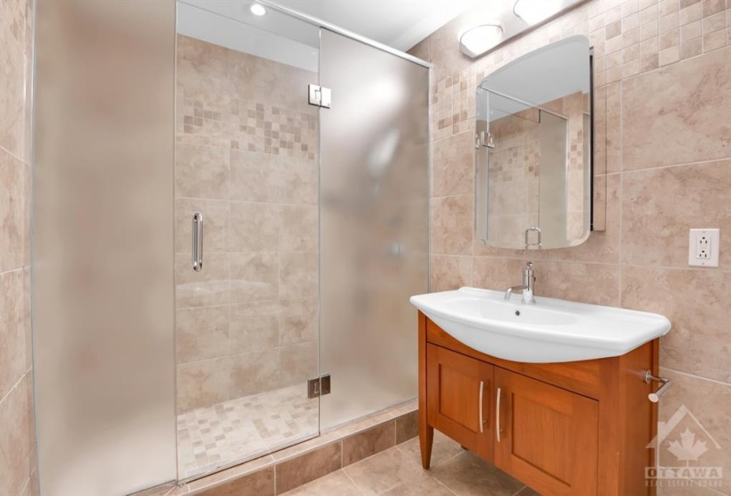 Large shower in ensuite