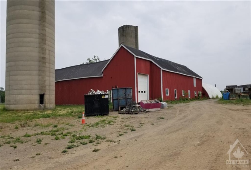 Massive storage area in barn-high clearance inside