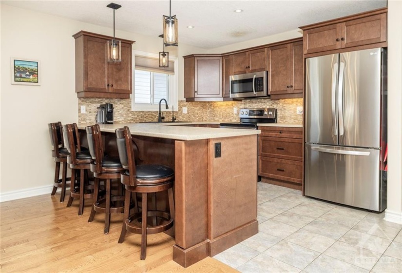 Kitchen with breakfast bar