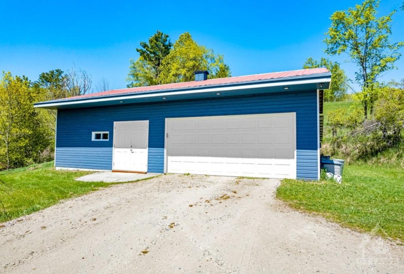 Detached double garage with propane heated workshop