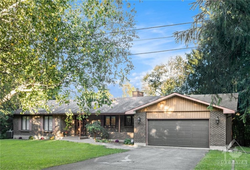 Wonderful bungalow bordering the back channel of the Rideau River