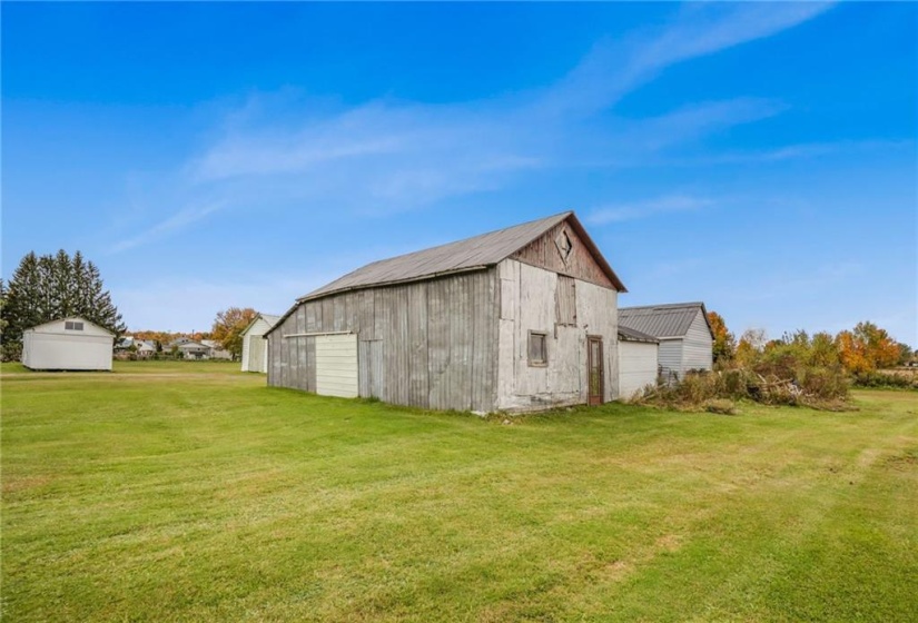 Storage barn with loft