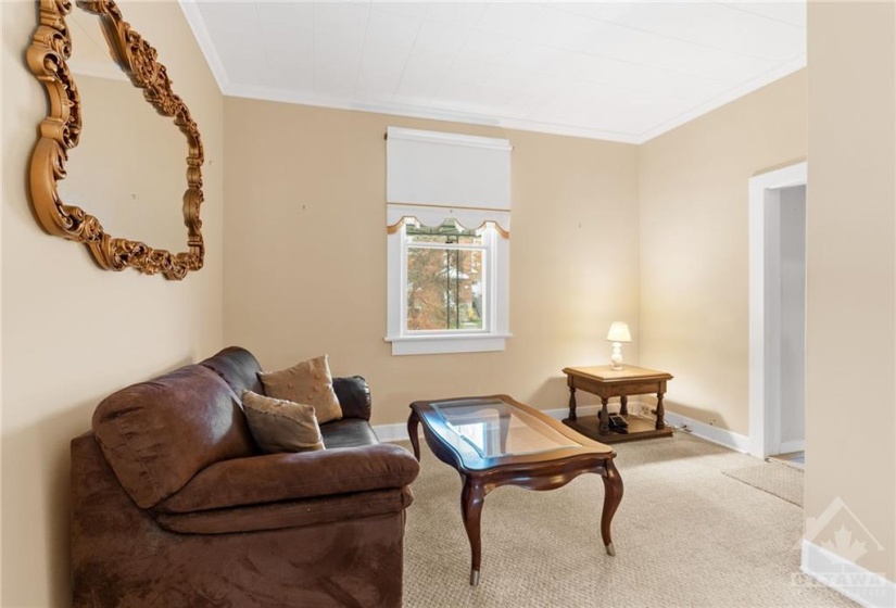 Front living room space w/ view of the front porch & Currell Ave.