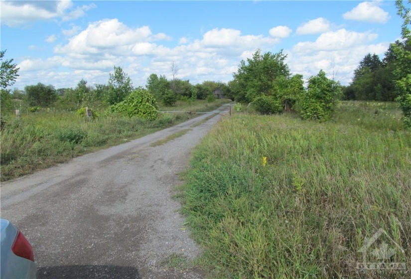 Laneway into the property looking from River Road