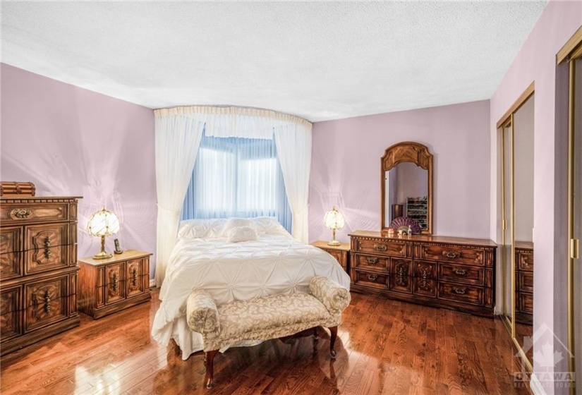 Sumptuous principal bedroom with wood flooring, corner windows and double closet on the right side.