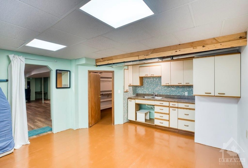 Second Kitchen/Dining Room