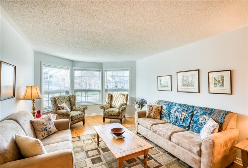 Living room w/beautiful bay window ...