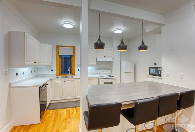 Kitchen with Eat in Countertop